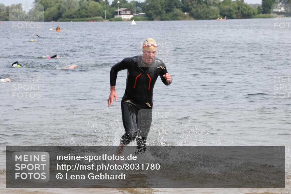 15.06.2025 - 27. Vierlanden-Triathlon Lena Gebhardt http://msf.ph/oto/8031780 15.06.2025 11:12:09 Schwimmen 785, 921, 934 meine-sportfotos.de