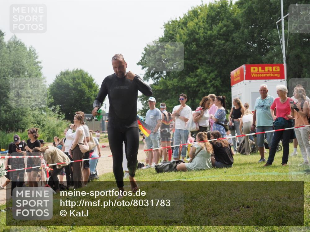 15.06.2025 - 27. Vierlanden-Triathlon KatJ http://msf.ph/oto/8031783 15.06.2025 11:10:49 Schwimmen 770, 832 meine-sportfotos.de