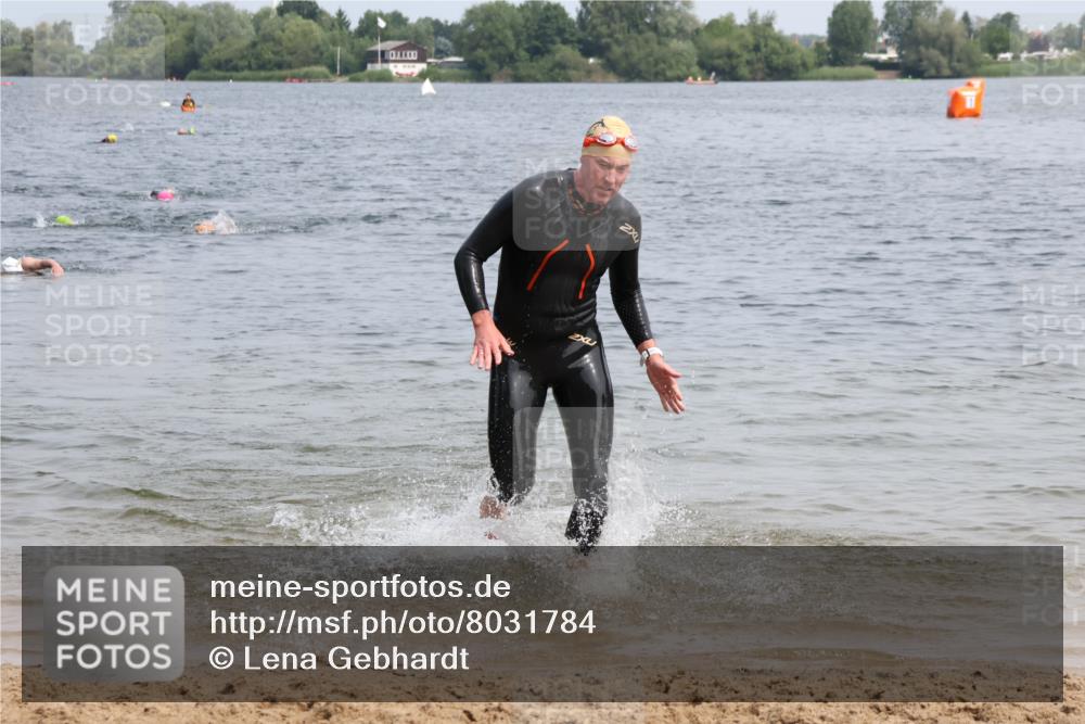 15.06.2025 - 27. Vierlanden-Triathlon Lena Gebhardt http://msf.ph/oto/8031784 15.06.2025 11:12:10 Schwimmen 785, 921, 934 meine-sportfotos.de