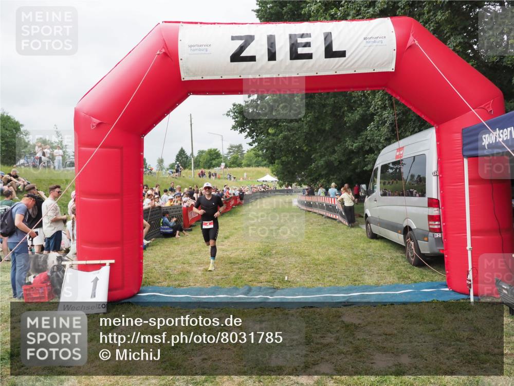 21.06.2025 - 27. Vierlanden-Triathlon MichiJ http://msf.ph/oto/8031785 15.06.2026 12:49:05 Ziel 4 meine-sportfotos.de