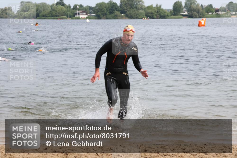 15.06.2025 - 27. Vierlanden-Triathlon Lena Gebhardt http://msf.ph/oto/8031791 15.06.2025 11:12:10 Schwimmen 785, 921, 934 meine-sportfotos.de