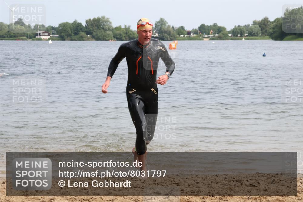 15.06.2025 - 27. Vierlanden-Triathlon Lena Gebhardt http://msf.ph/oto/8031797 15.06.2025 11:12:10 Schwimmen 785, 921, 934 meine-sportfotos.de