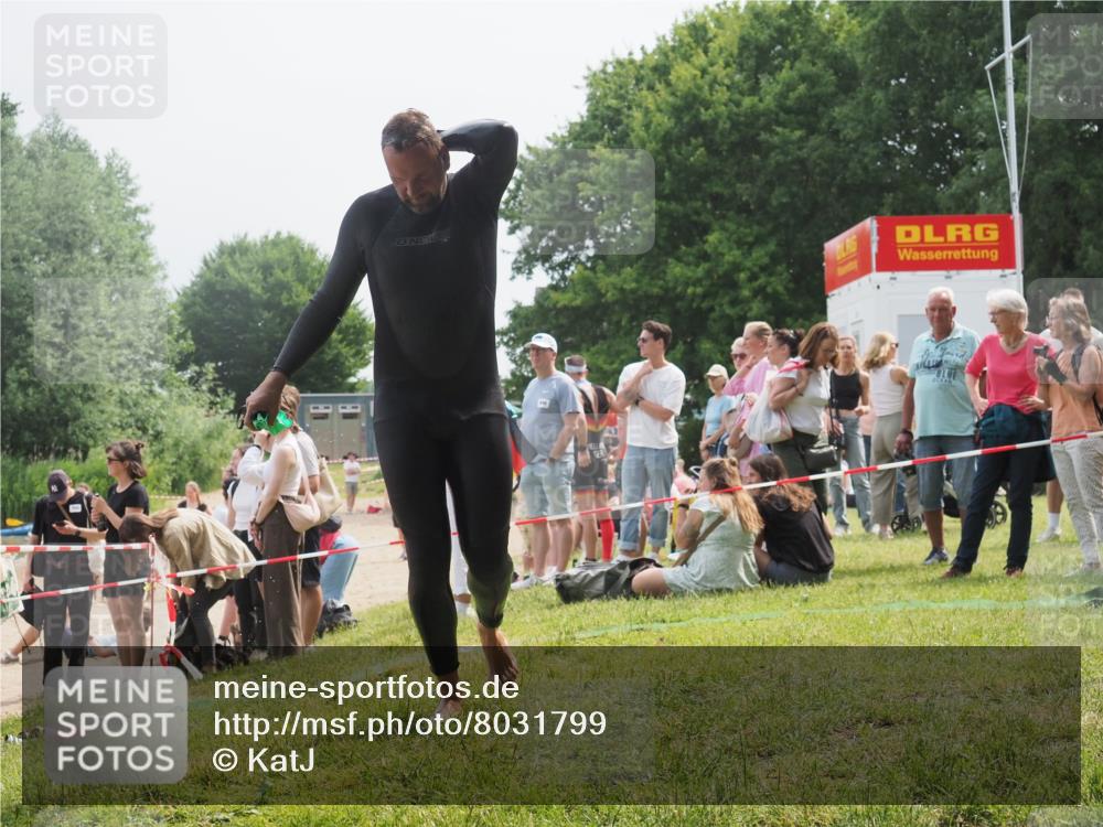 15.06.2025 - 27. Vierlanden-Triathlon KatJ http://msf.ph/oto/8031799 15.06.2025 11:10:49 Schwimmen 770, 832 meine-sportfotos.de