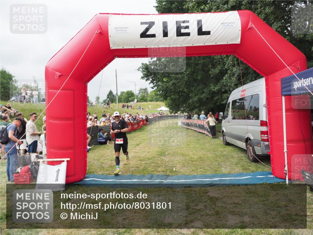 21.06.2025 - 27. Vierlanden-Triathlon MichiJ http://msf.ph/oto/8031801 15.06.2026 12:49:06 Ziel 4 meine-sportfotos.de
