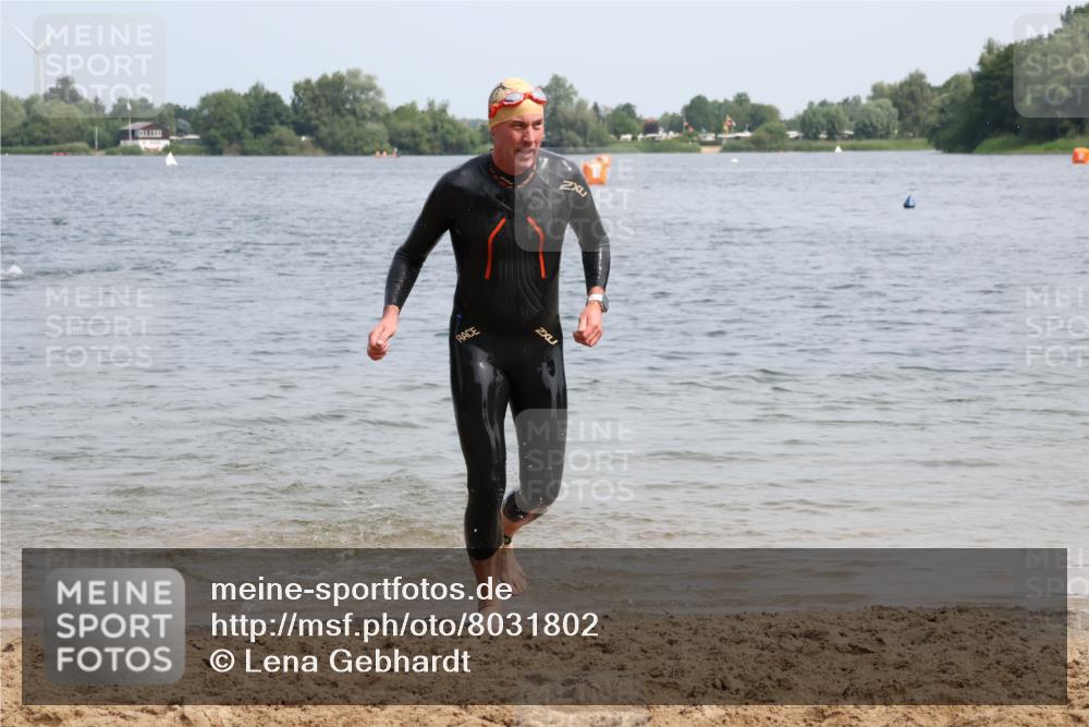 15.06.2025 - 27. Vierlanden-Triathlon Lena Gebhardt http://msf.ph/oto/8031802 15.06.2025 11:12:11 Schwimmen 785, 921, 934 meine-sportfotos.de