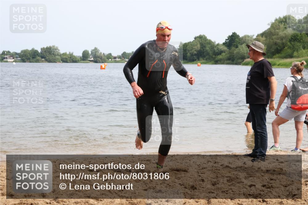 15.06.2025 - 27. Vierlanden-Triathlon Lena Gebhardt http://msf.ph/oto/8031806 15.06.2025 11:12:11 Schwimmen 785, 921, 934 meine-sportfotos.de
