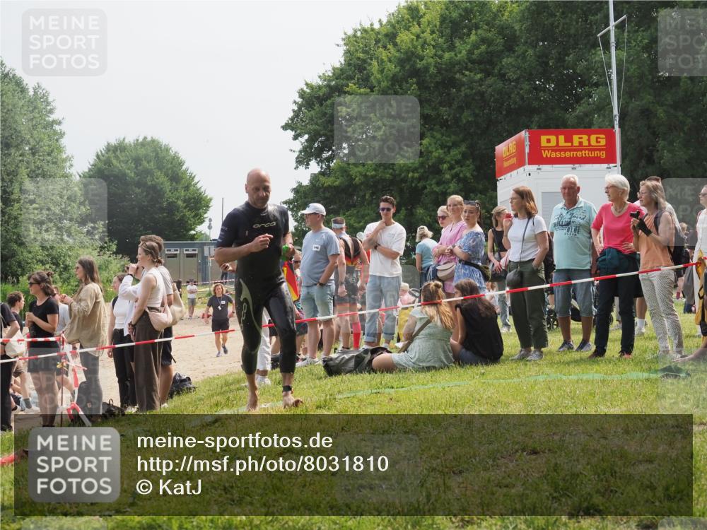 15.06.2025 - 27. Vierlanden-Triathlon KatJ http://msf.ph/oto/8031810 15.06.2025 11:10:53 Schwimmen 770, 832 meine-sportfotos.de