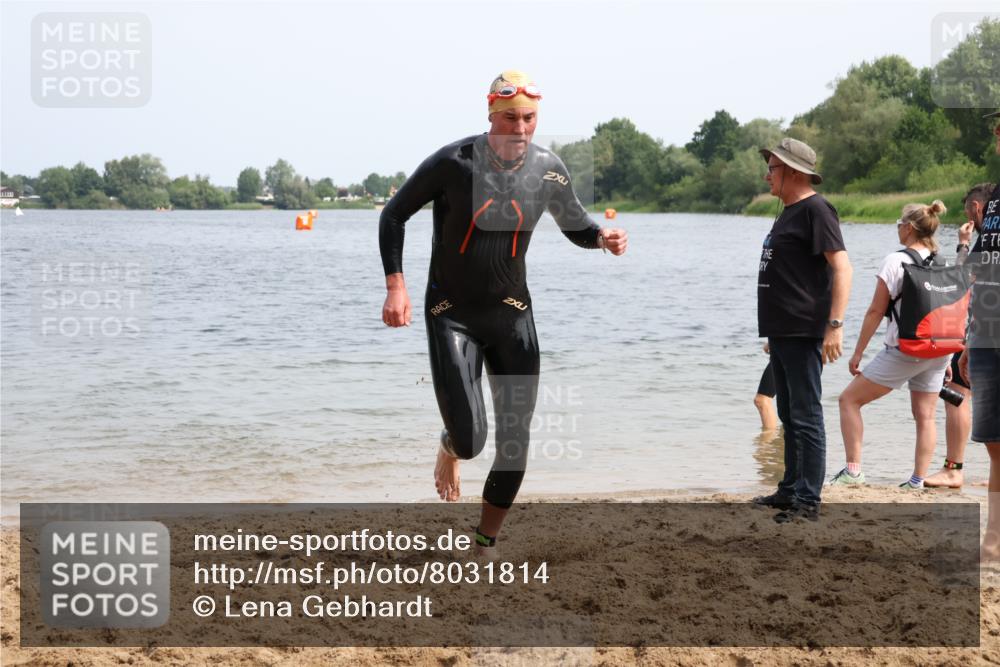 15.06.2025 - 27. Vierlanden-Triathlon Lena Gebhardt http://msf.ph/oto/8031814 15.06.2025 11:12:12 Schwimmen 785, 934 meine-sportfotos.de