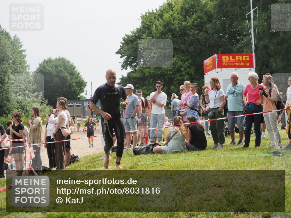 15.06.2025 - 27. Vierlanden-Triathlon KatJ http://msf.ph/oto/8031816 15.06.2025 11:10:53 Schwimmen 770, 832 meine-sportfotos.de