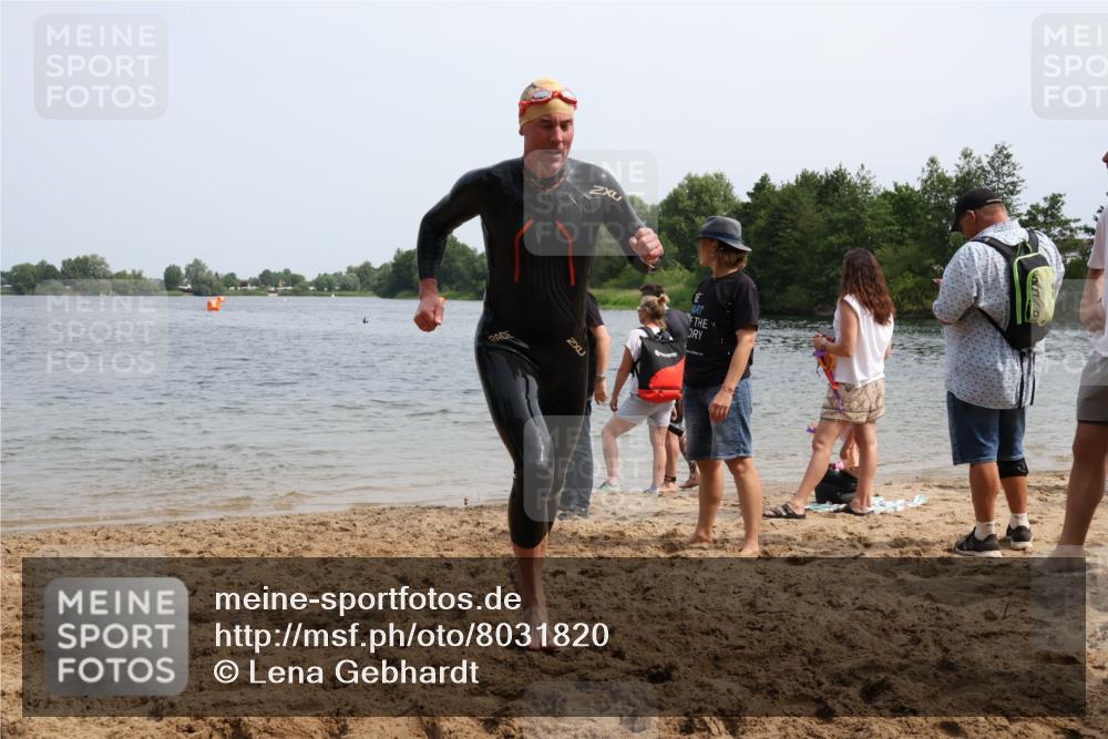 15.06.2025 - 27. Vierlanden-Triathlon Lena Gebhardt http://msf.ph/oto/8031820 15.06.2025 11:12:12 Schwimmen 785, 934 meine-sportfotos.de