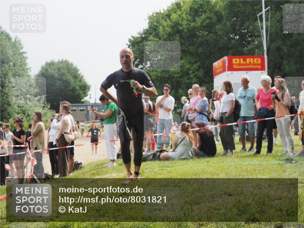 15.06.2025 - 27. Vierlanden-Triathlon KatJ http://msf.ph/oto/8031821 15.06.2025 11:10:53 Schwimmen 770, 832 meine-sportfotos.de