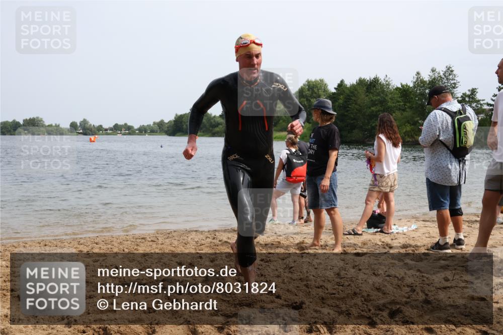 15.06.2025 - 27. Vierlanden-Triathlon Lena Gebhardt http://msf.ph/oto/8031824 15.06.2025 11:12:12 Schwimmen 785, 934 meine-sportfotos.de