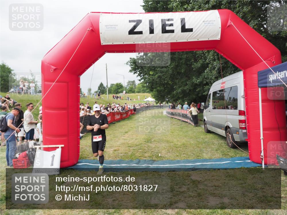 21.06.2025 - 27. Vierlanden-Triathlon MichiJ http://msf.ph/oto/8031827 15.06.2026 12:49:06 Ziel 4 meine-sportfotos.de