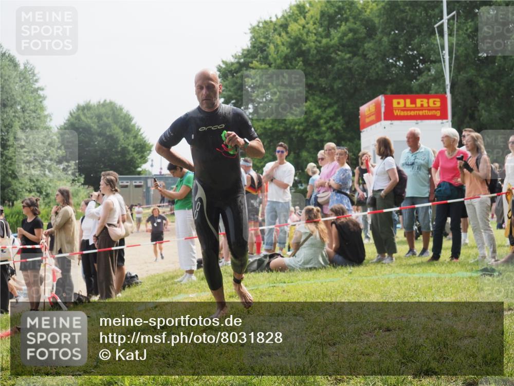 15.06.2025 - 27. Vierlanden-Triathlon KatJ http://msf.ph/oto/8031828 15.06.2025 11:10:54 Schwimmen 770, 832 meine-sportfotos.de