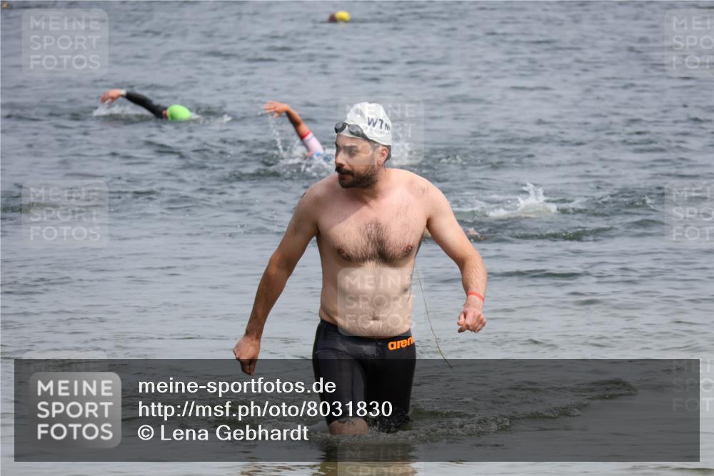 15.06.2025 - 27. Vierlanden-Triathlon Lena Gebhardt http://msf.ph/oto/8031830 15.06.2025 11:12:26 Schwimmen 968 meine-sportfotos.de