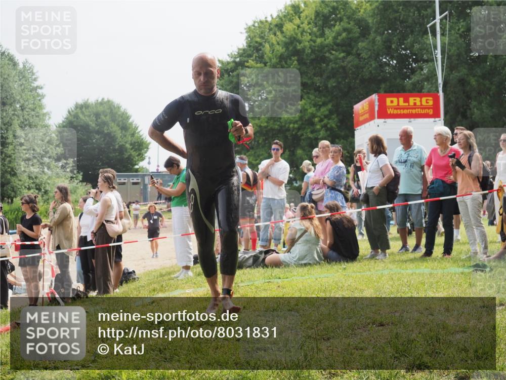 15.06.2025 - 27. Vierlanden-Triathlon KatJ http://msf.ph/oto/8031831 15.06.2025 11:10:54 Schwimmen 770, 832 meine-sportfotos.de