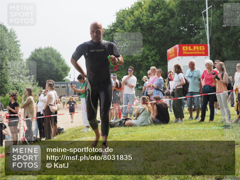 15.06.2025 - 27. Vierlanden-Triathlon KatJ http://msf.ph/oto/8031835 15.06.2025 11:10:54 Schwimmen 770, 832 meine-sportfotos.de