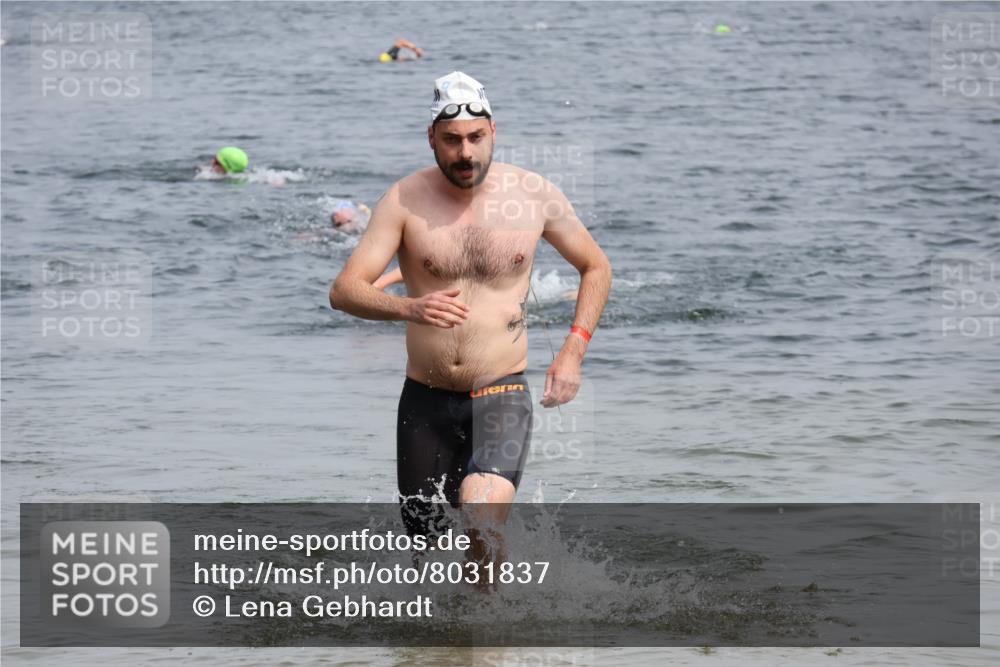 15.06.2025 - 27. Vierlanden-Triathlon Lena Gebhardt http://msf.ph/oto/8031837 15.06.2025 11:12:27 Schwimmen 968 meine-sportfotos.de
