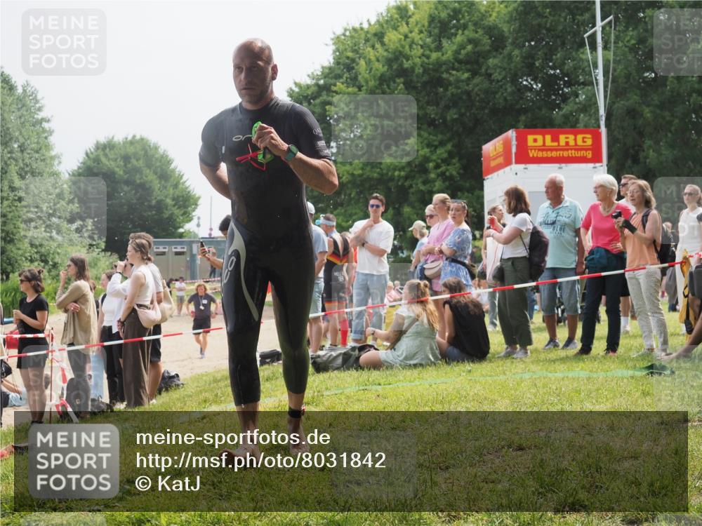 15.06.2025 - 27. Vierlanden-Triathlon KatJ http://msf.ph/oto/8031842 15.06.2025 11:10:54 Schwimmen 770, 832 meine-sportfotos.de