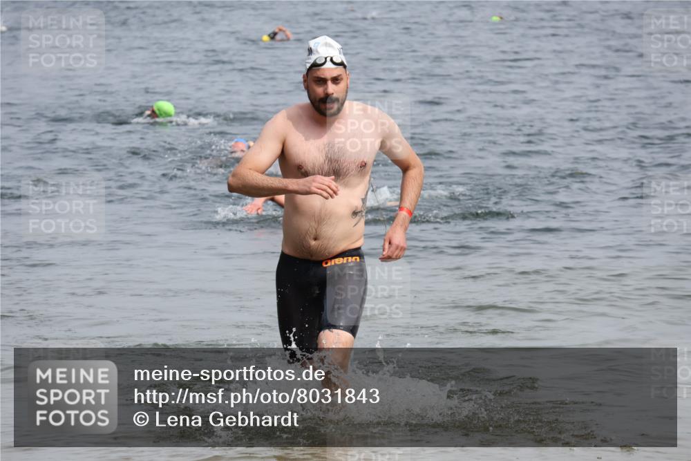 15.06.2025 - 27. Vierlanden-Triathlon Lena Gebhardt http://msf.ph/oto/8031843 15.06.2025 11:12:27 Schwimmen 968 meine-sportfotos.de