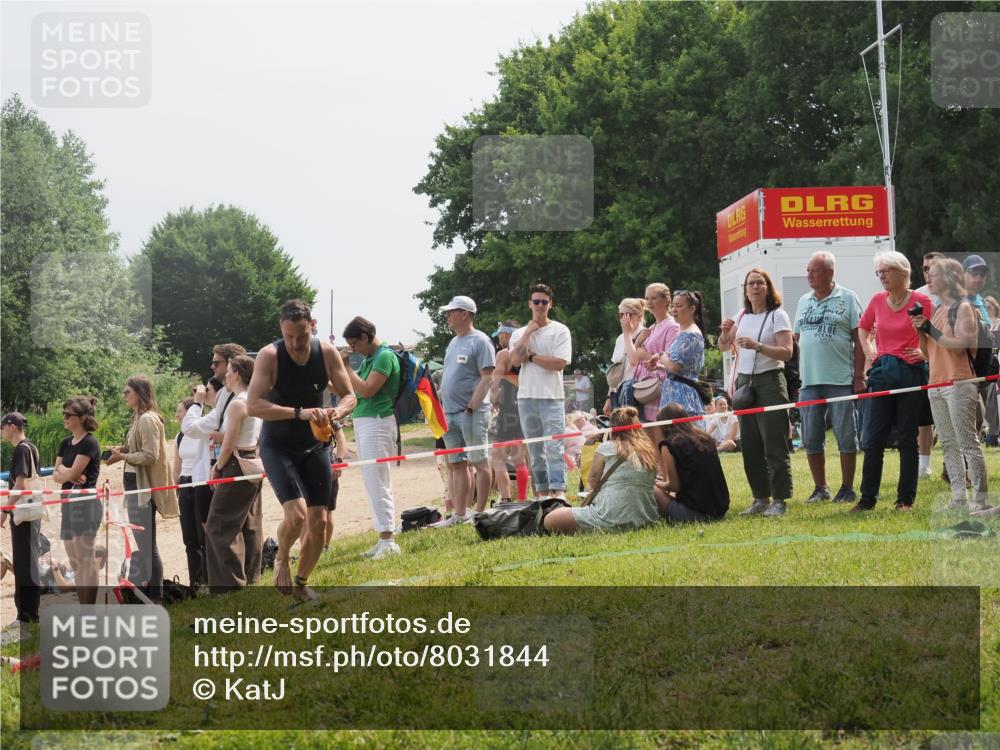 15.06.2025 - 27. Vierlanden-Triathlon KatJ http://msf.ph/oto/8031844 15.06.2025 11:11:05 Schwimmen 861, 947 meine-sportfotos.de