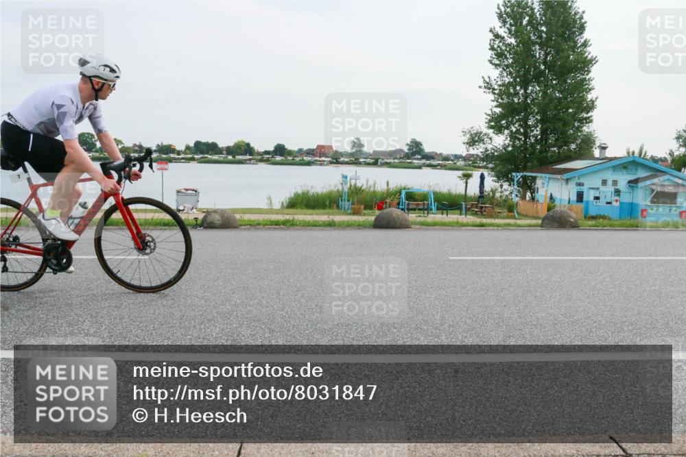 15.06.2025 - 27. Vierlanden-Triathlon H.Heesch http://msf.ph/oto/8031847 15.06.2025 10:38:28 Radfahren 7, 13, 88, 218, 258 meine-sportfotos.de