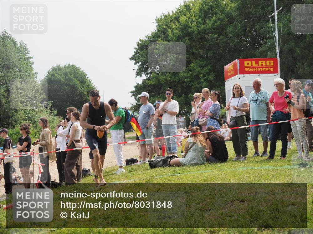 15.06.2025 - 27. Vierlanden-Triathlon KatJ http://msf.ph/oto/8031848 15.06.2025 11:11:05 Schwimmen 861, 947 meine-sportfotos.de