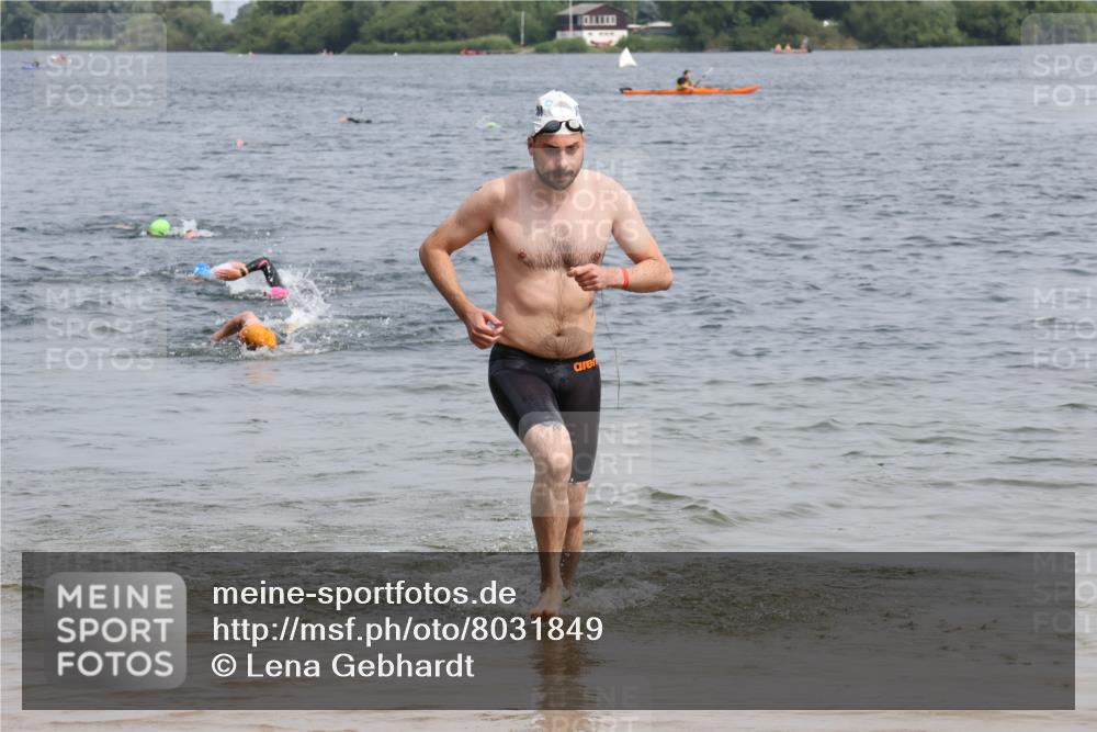 15.06.2025 - 27. Vierlanden-Triathlon Lena Gebhardt http://msf.ph/oto/8031849 15.06.2025 11:12:29 Schwimmen 968 meine-sportfotos.de