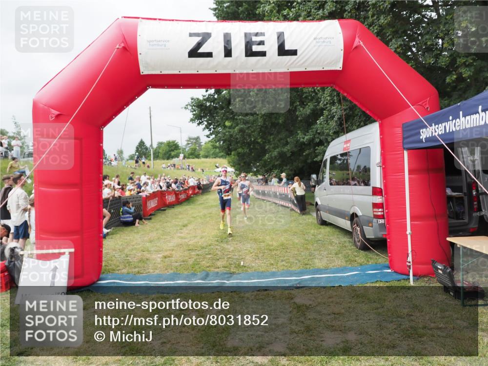 21.06.2025 - 27. Vierlanden-Triathlon MichiJ http://msf.ph/oto/8031852 15.06.2026 12:49:16 Ziel 984, 986, 987, 988 meine-sportfotos.de