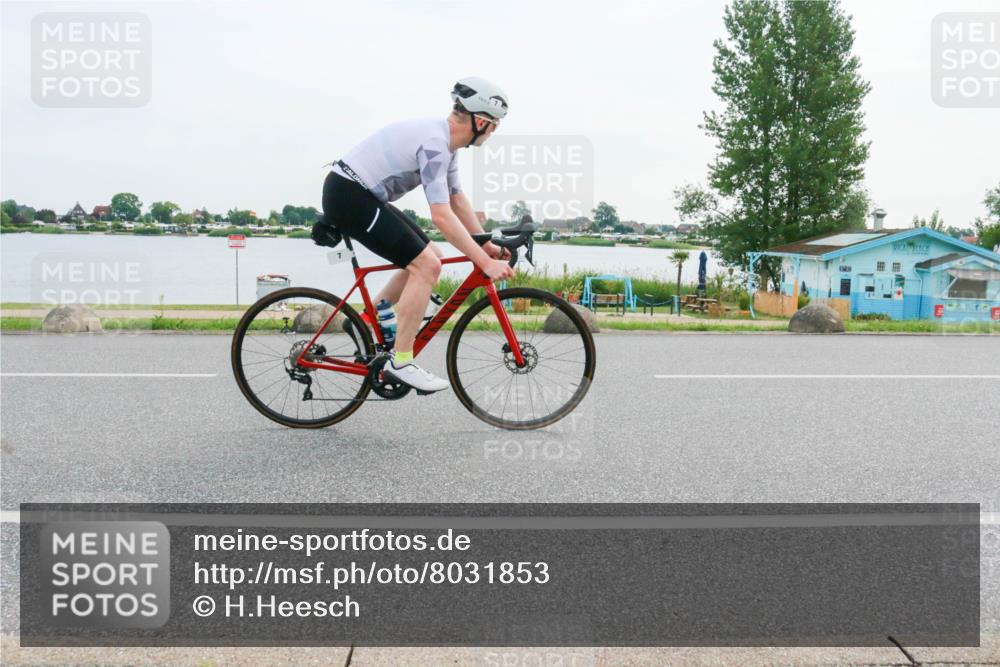 15.06.2025 - 27. Vierlanden-Triathlon H.Heesch http://msf.ph/oto/8031853 15.06.2025 10:38:28 Radfahren 7, 13, 88, 218, 258 meine-sportfotos.de