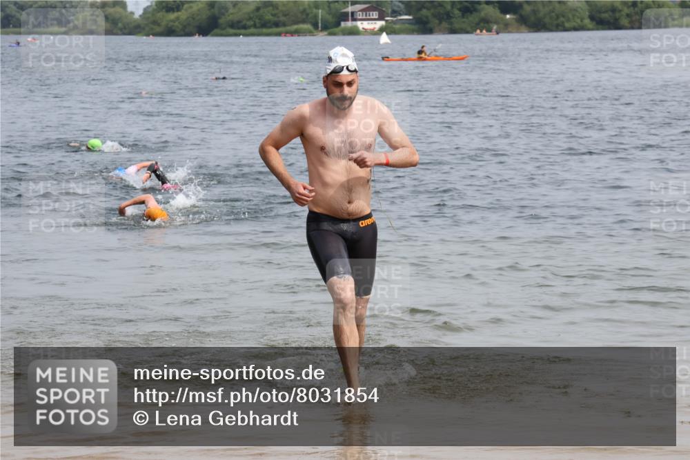 15.06.2025 - 27. Vierlanden-Triathlon Lena Gebhardt http://msf.ph/oto/8031854 15.06.2025 11:12:29 Schwimmen 968 meine-sportfotos.de