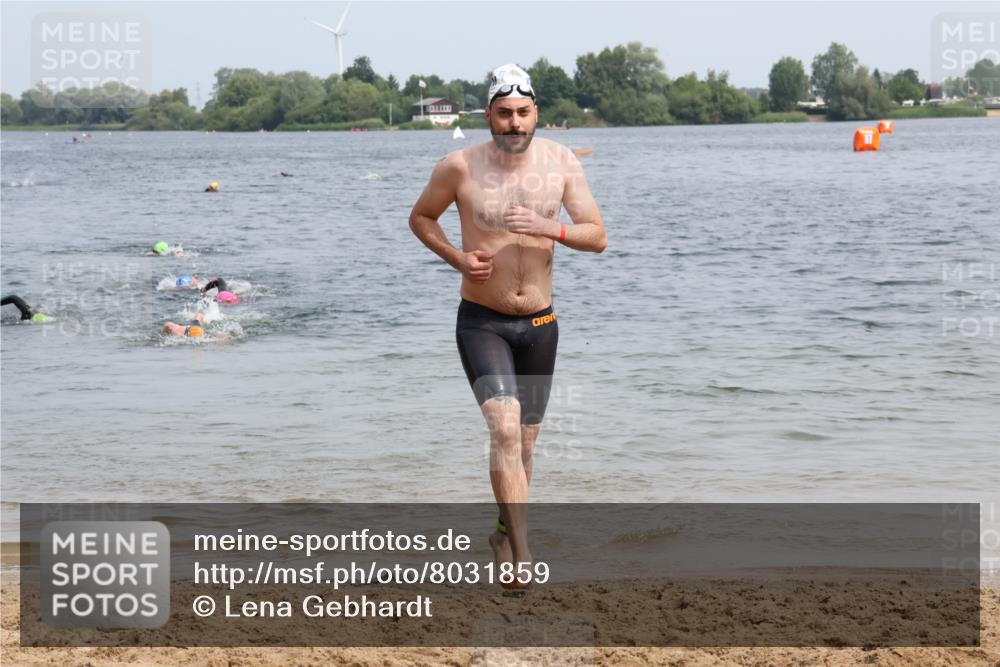 15.06.2025 - 27. Vierlanden-Triathlon Lena Gebhardt http://msf.ph/oto/8031859 15.06.2025 11:12:31 Schwimmen 968 meine-sportfotos.de