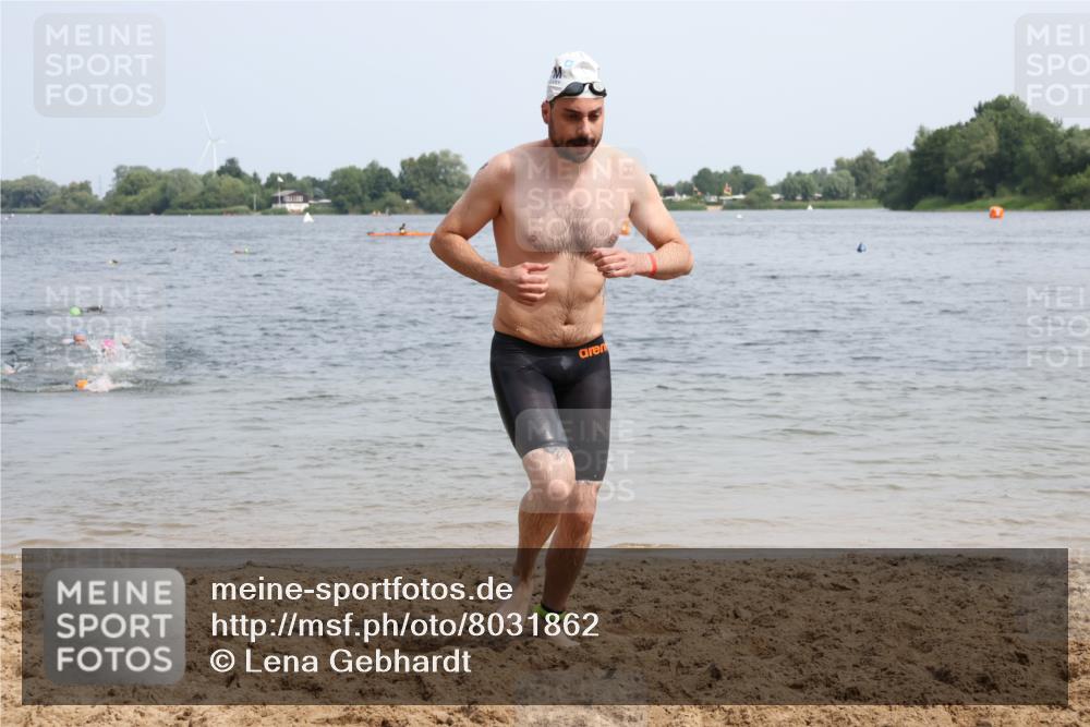 15.06.2025 - 27. Vierlanden-Triathlon Lena Gebhardt http://msf.ph/oto/8031862 15.06.2025 11:12:32 Schwimmen 968 meine-sportfotos.de