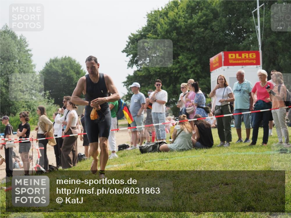 15.06.2025 - 27. Vierlanden-Triathlon KatJ http://msf.ph/oto/8031863 15.06.2025 11:11:06 Schwimmen 861, 947 meine-sportfotos.de