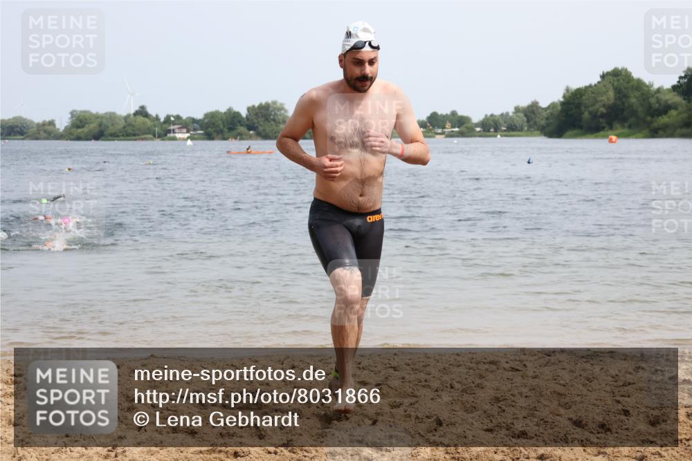 15.06.2025 - 27. Vierlanden-Triathlon Lena Gebhardt http://msf.ph/oto/8031866 15.06.2025 11:12:33 Schwimmen 968 meine-sportfotos.de