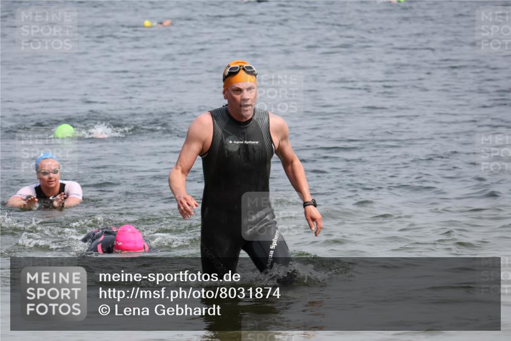15.06.2025 - 27. Vierlanden-Triathlon Lena Gebhardt http://msf.ph/oto/8031874 15.06.2025 11:12:38 Schwimmen 858, 928, 968 meine-sportfotos.de