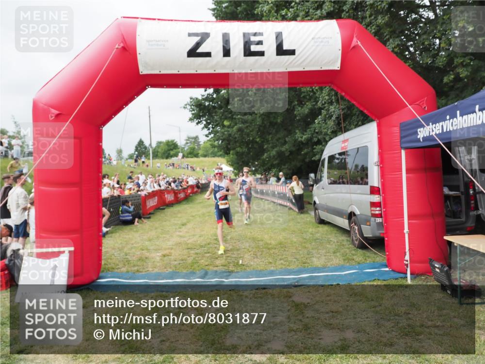 21.06.2025 - 27. Vierlanden-Triathlon MichiJ http://msf.ph/oto/8031877 15.06.2026 12:49:17 Ziel 984, 986, 987, 988 meine-sportfotos.de