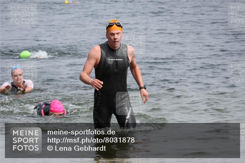 15.06.2025 - 27. Vierlanden-Triathlon Lena Gebhardt http://msf.ph/oto/8031878 15.06.2025 11:12:39 Schwimmen 858, 928, 968 meine-sportfotos.de