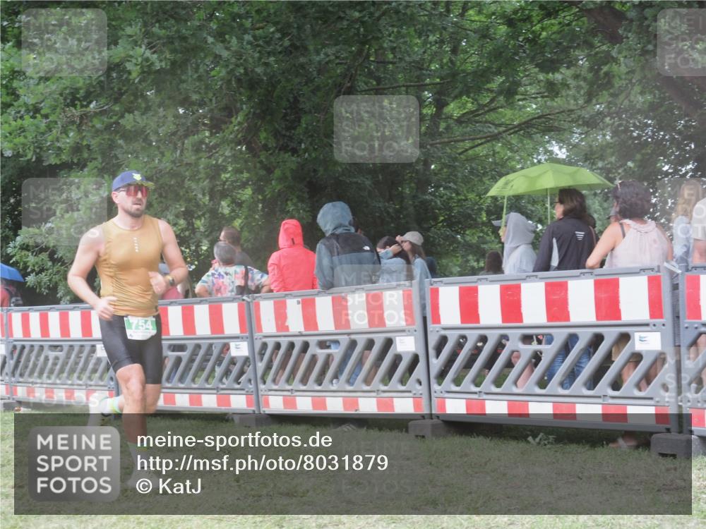 21.06.2025 - 27. Vierlanden-Triathlon KatJ http://msf.ph/oto/8031879 15.06.2025 13:41:31 Ziel 754 meine-sportfotos.de