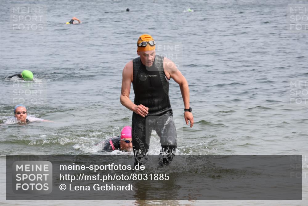 15.06.2025 - 27. Vierlanden-Triathlon Lena Gebhardt http://msf.ph/oto/8031885 15.06.2025 11:12:41 Schwimmen 858, 928, 968, 982 meine-sportfotos.de