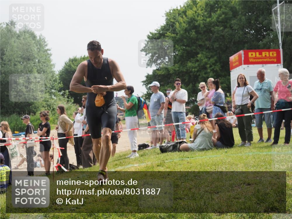 15.06.2025 - 27. Vierlanden-Triathlon KatJ http://msf.ph/oto/8031887 15.06.2025 11:11:07 Schwimmen 861, 947 meine-sportfotos.de