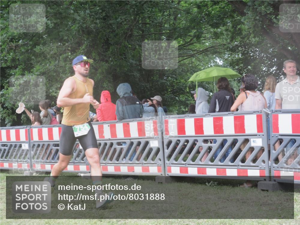 21.06.2025 - 27. Vierlanden-Triathlon KatJ http://msf.ph/oto/8031888 15.06.2025 13:41:31 Ziel 754 meine-sportfotos.de
