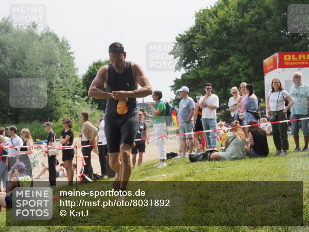 15.06.2025 - 27. Vierlanden-Triathlon KatJ http://msf.ph/oto/8031892 15.06.2025 11:11:07 Schwimmen 861, 947 meine-sportfotos.de