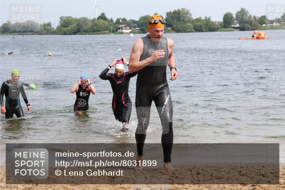 15.06.2025 - 27. Vierlanden-Triathlon Lena Gebhardt http://msf.ph/oto/8031899 15.06.2025 11:12:44 Schwimmen 858, 928, 982 meine-sportfotos.de
