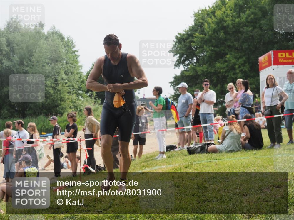 15.06.2025 - 27. Vierlanden-Triathlon KatJ http://msf.ph/oto/8031900 15.06.2025 11:11:07 Schwimmen 861, 947 meine-sportfotos.de