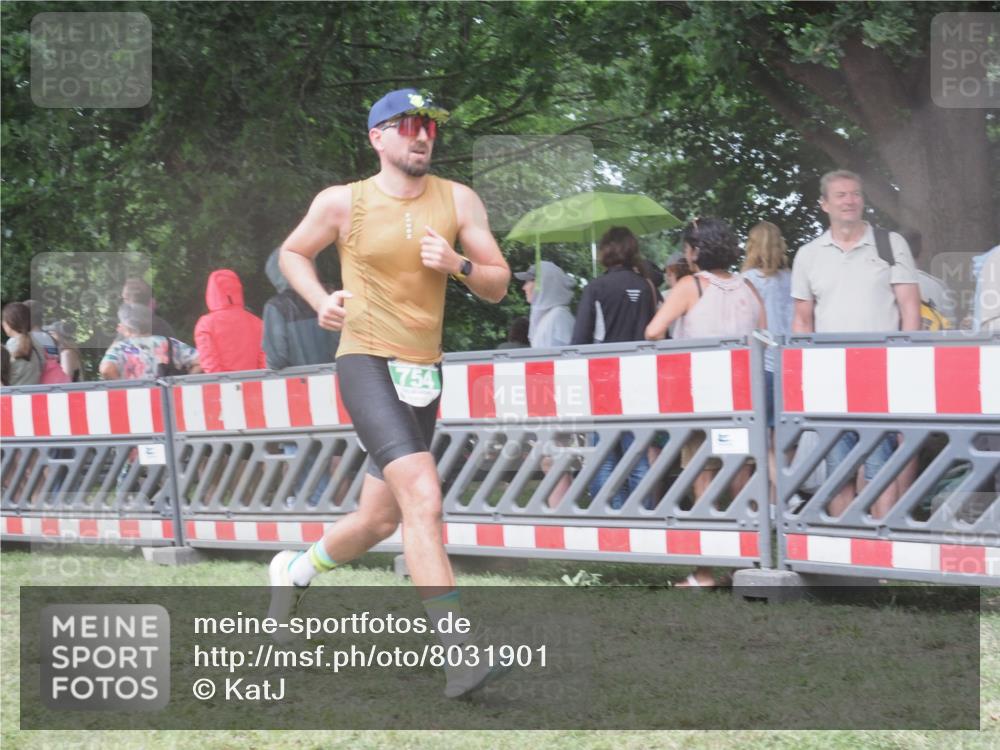 21.06.2025 - 27. Vierlanden-Triathlon KatJ http://msf.ph/oto/8031901 15.06.2025 13:41:32 Ziel 754 meine-sportfotos.de