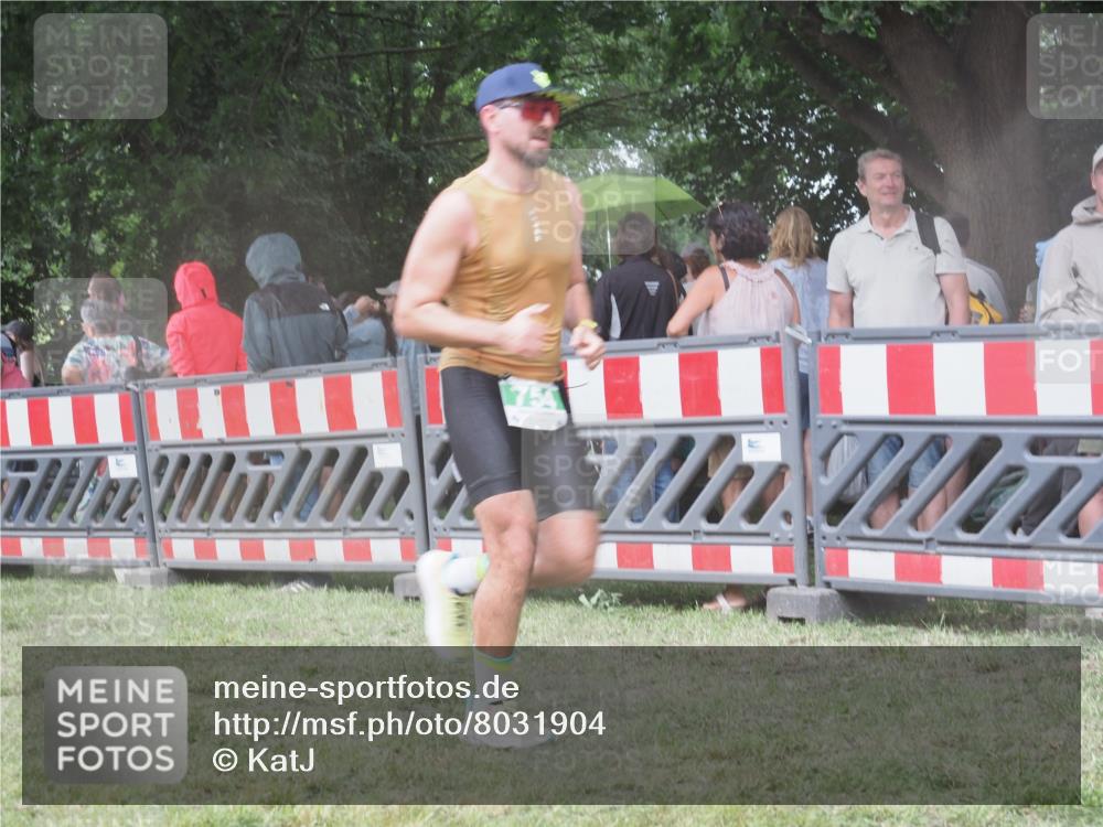 21.06.2025 - 27. Vierlanden-Triathlon KatJ http://msf.ph/oto/8031904 15.06.2025 13:41:32 Ziel 754 meine-sportfotos.de