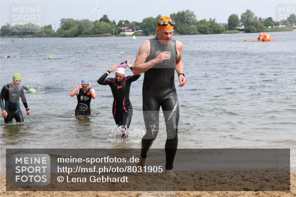 15.06.2025 - 27. Vierlanden-Triathlon Lena Gebhardt http://msf.ph/oto/8031905 15.06.2025 11:12:44 Schwimmen 858, 928, 982 meine-sportfotos.de