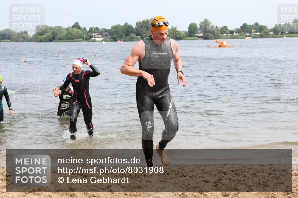 15.06.2025 - 27. Vierlanden-Triathlon Lena Gebhardt http://msf.ph/oto/8031908 15.06.2025 11:12:45 Schwimmen 858, 928, 982 meine-sportfotos.de