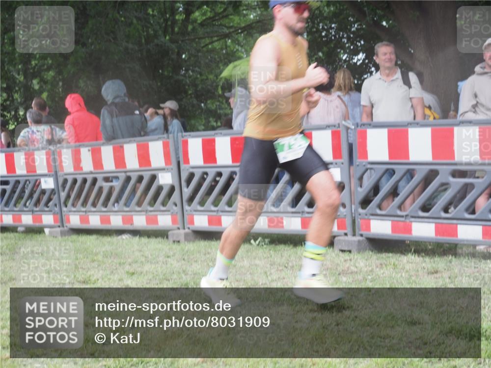 21.06.2025 - 27. Vierlanden-Triathlon KatJ http://msf.ph/oto/8031909 15.06.2025 13:41:32 Ziel 754 meine-sportfotos.de